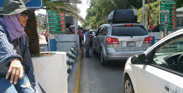 Maestros de la CETEG toman caseta en la Autopista del Sol Maestros de la CETEG toman caseta en la Autopista del Sol