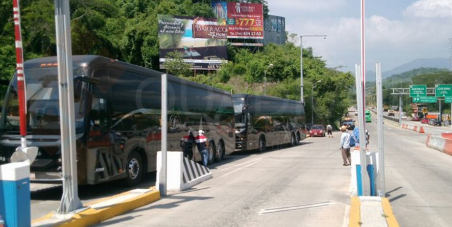 Maestros de la CETEG toman caseta en la Autopista del Sol - maestros-ceteg