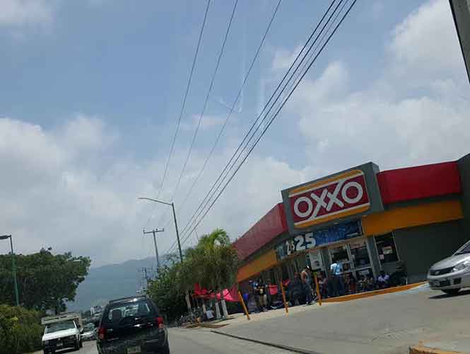 Maestros toman tiendas en Tuxtla Gutiérrez - maestros-oxxos
