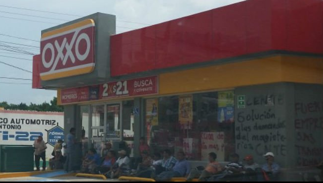 Maestros toman tiendas en Tuxtla Gutiérrez