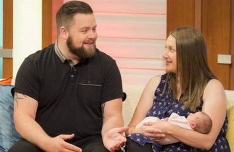 Video: mujer da a luz en la puerta de un hospital en segundos