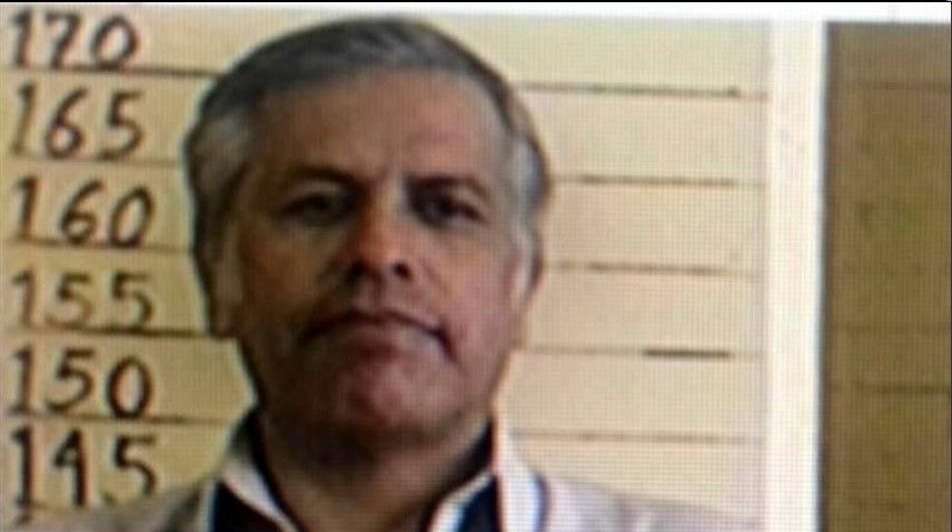 Detienen a jefe policiaco por robar sábanas de Liverpool