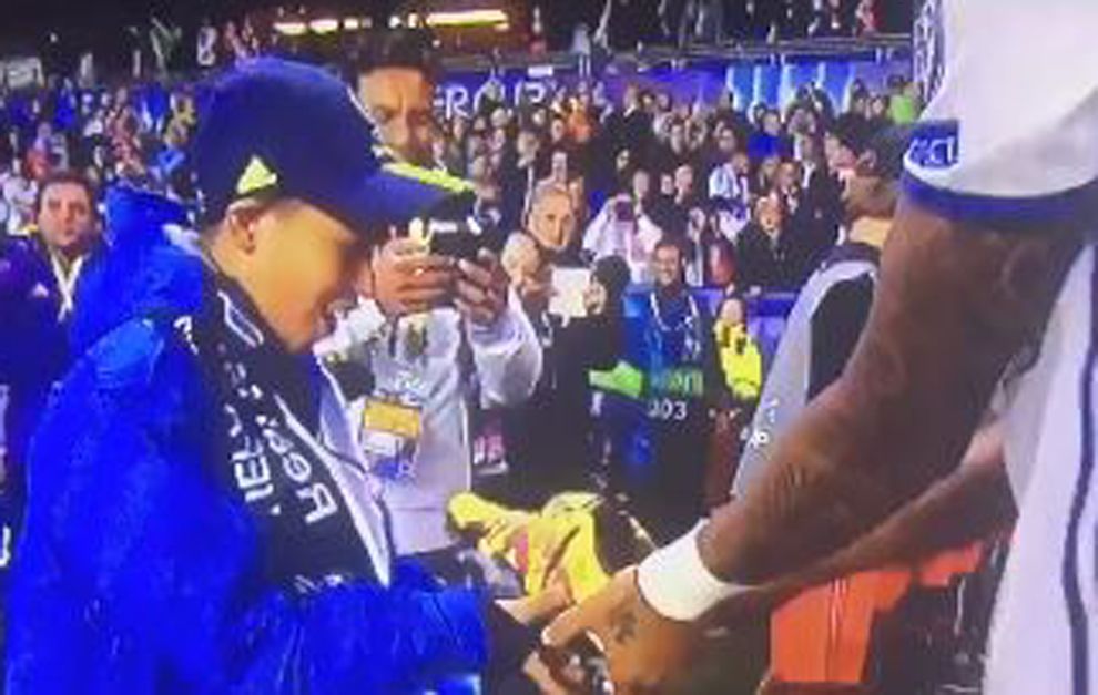 Marcelo sorprende a niños refugiados y les regala sus tachones - marcelo-refugiados