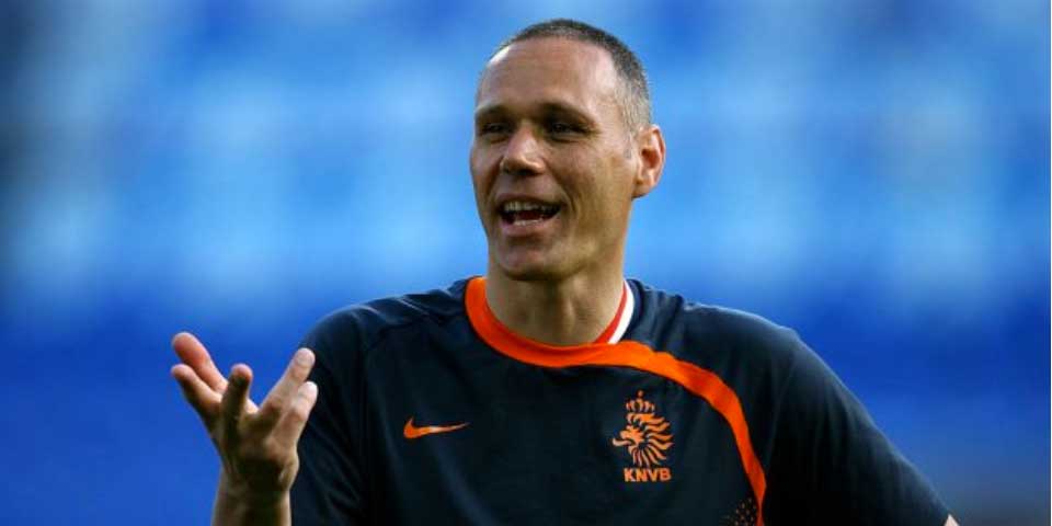 Van Basten dejará la selección de Holanda para unirse a la FIFA