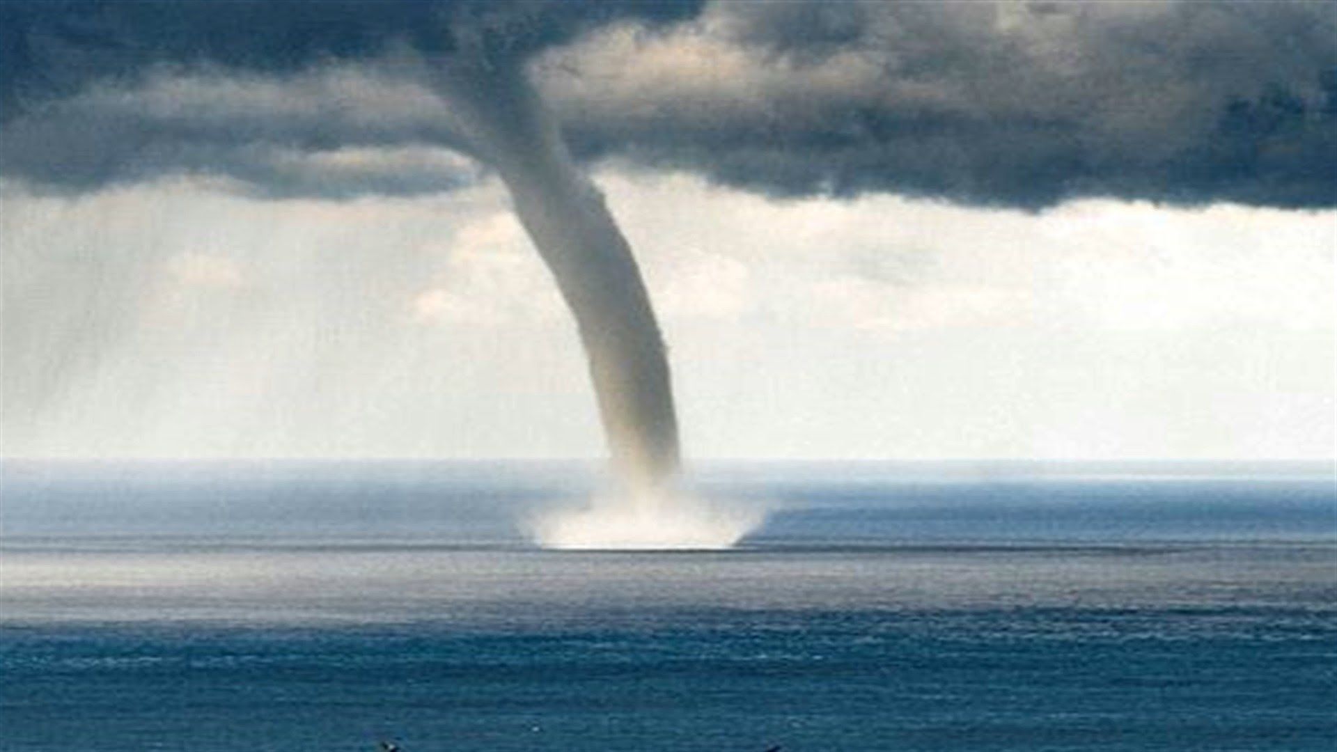 Video: pasajera captura desde avión una tromba marina