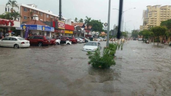 Continúan fuertes lluvias y caos en Mazatlán