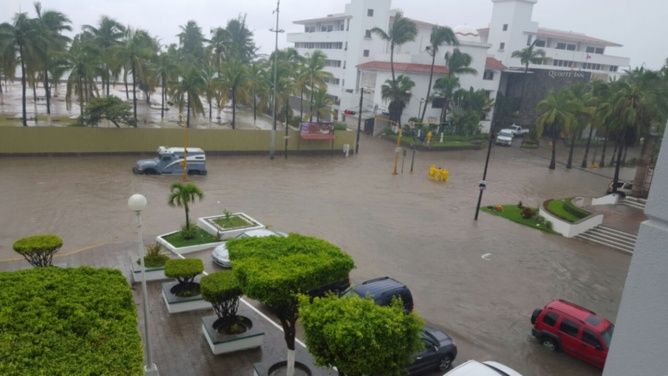 Continúan fuertes lluvias y caos en Mazatlán - maza1