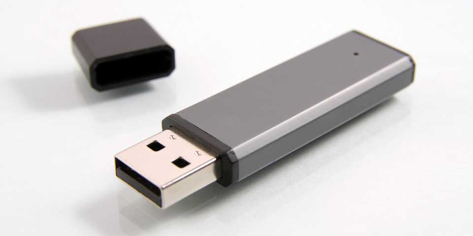 ¿Es peligroso desconectar la memoria USB sin expulsarla primero?