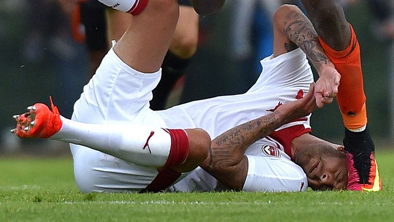 Ménez debuta con su nuevo club y pierde parte de la oreja