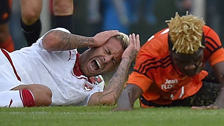 Ménez debuta con su nuevo club y pierde parte de la oreja - menez3