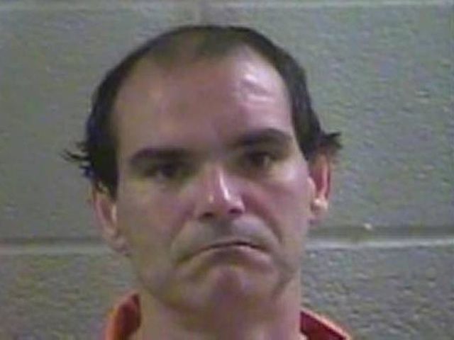 Arrestan a hombre que drogó a 2 perros con metanfetaminas