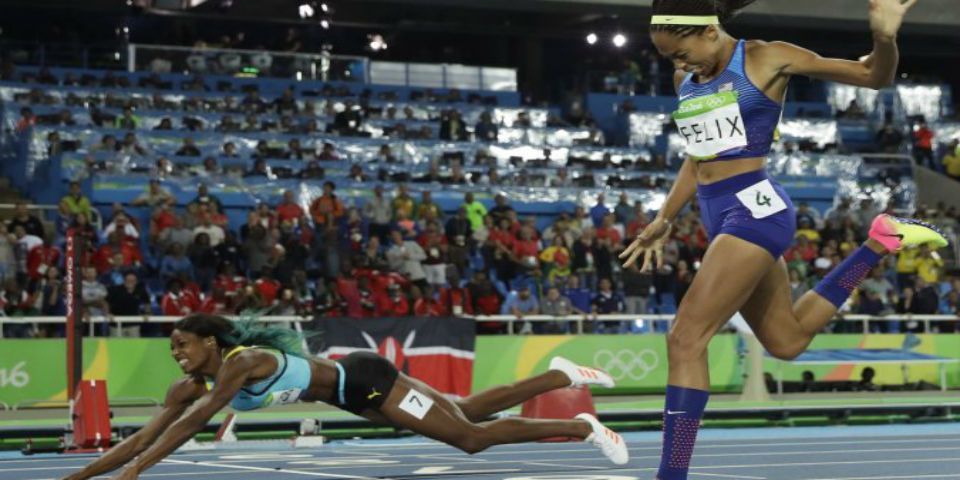 Corredora se lanza para ganar el oro en los 400 metros