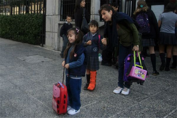 Usar mochilas pesadas puede deformar los huesos: IMSS - mochilas-3
