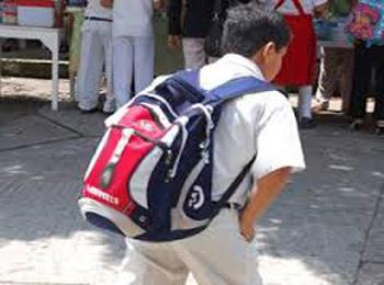 Usar mochilas pesadas puede deformar los huesos: IMSS - mochilas