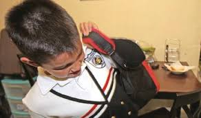 Usar mochilas pesadas puede deformar los huesos: IMSS