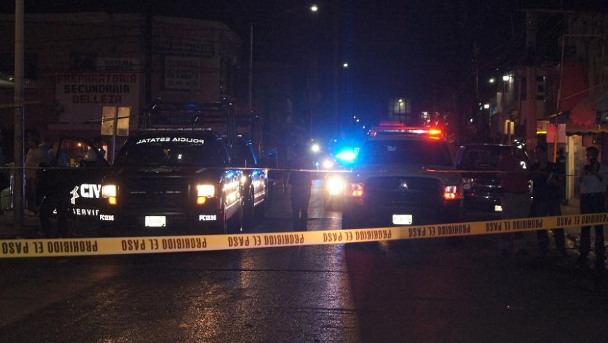 Atropellan a tres personas que discutían afuera de un bar en Monterrey