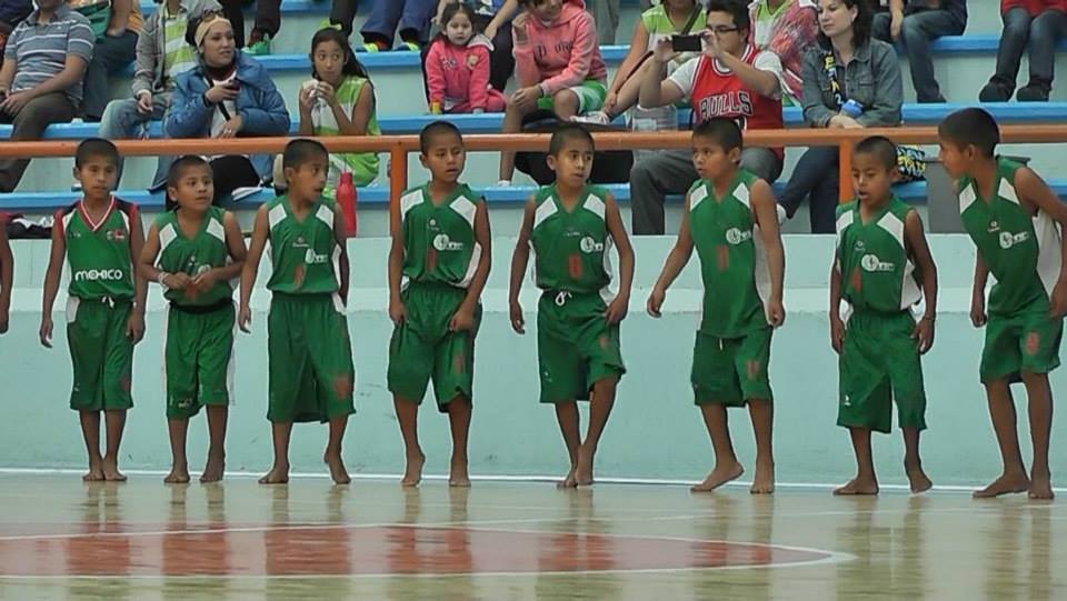 Le quitan a niños triquis cancha hecha especialmente para ellos