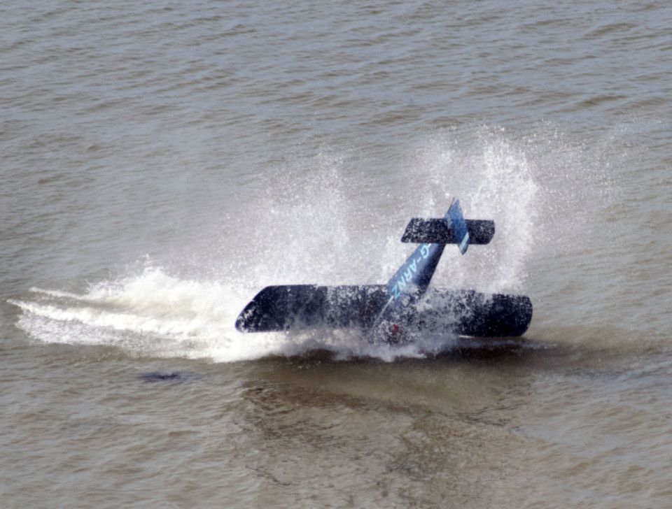Video: espectadores salvan a piloto de avión que cayó al agua