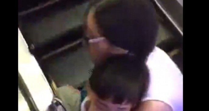 Video: niño queda atrapado en escalera eléctrica en China