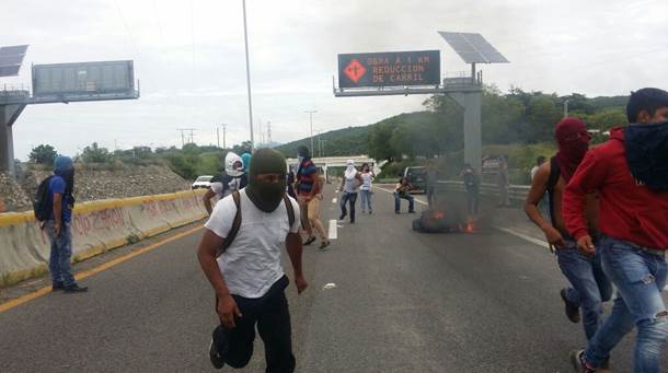 Normalistas queman llantas en Autopista del Sol - normalistas-1