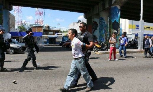 Federales detienen a 36 normalistas en Michoacán