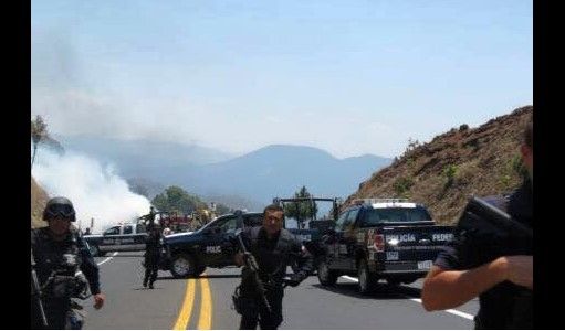 Federales detienen a 36 normalistas en Michoacán - normalistas