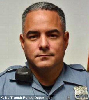 Policía salva a suicida de ser aplastado por un tren - oficial-ortiz