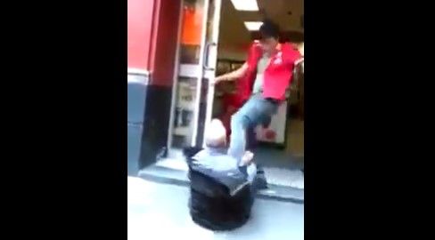 Video: empleado de Oxxo patea a adulto mayor