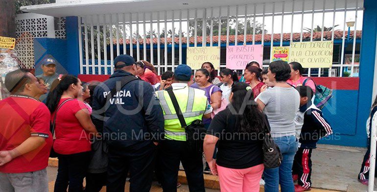 Padres exigen fecha de inicio de clases a maestros en Oaxaca - padres-oaxaca-1