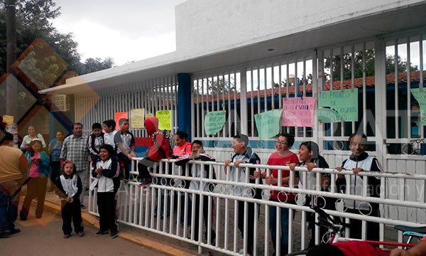 Padres exigen fecha de inicio de clases a maestros en Oaxaca - padres-oaxaca-2