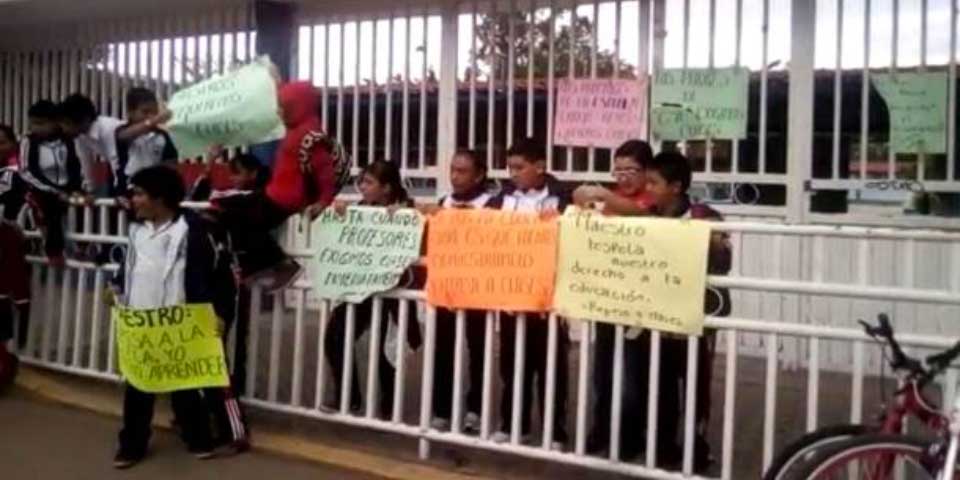 Padres exigen fecha de inicio de clases a maestros en Oaxaca