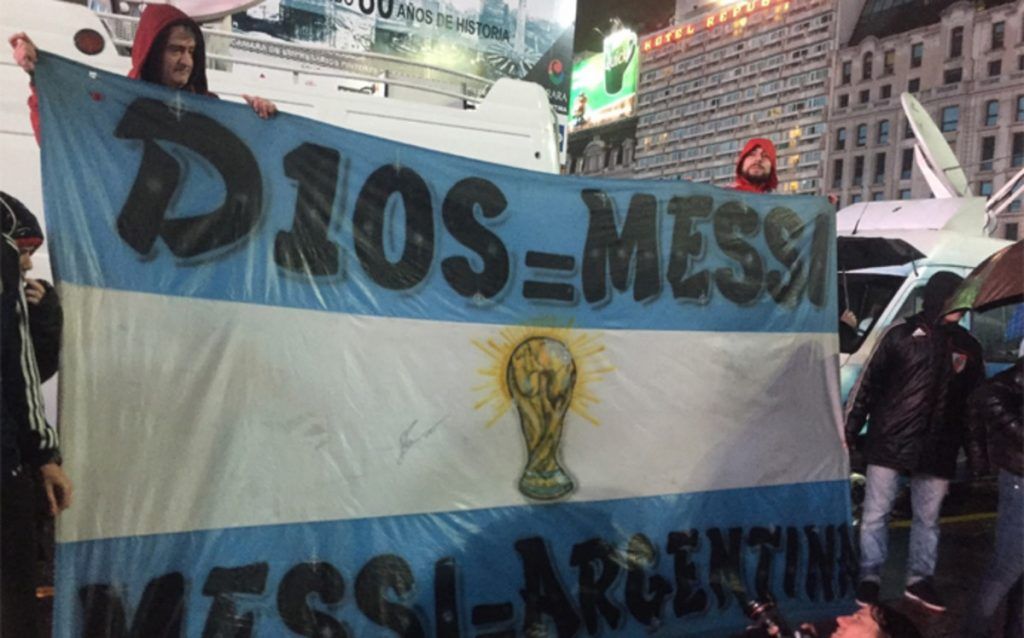 Messi seguirá en la Selección Argentina - pancartas-mensajes-animo-messi-manifestacion-honor-buenos-aires-1467529907525-1024x638