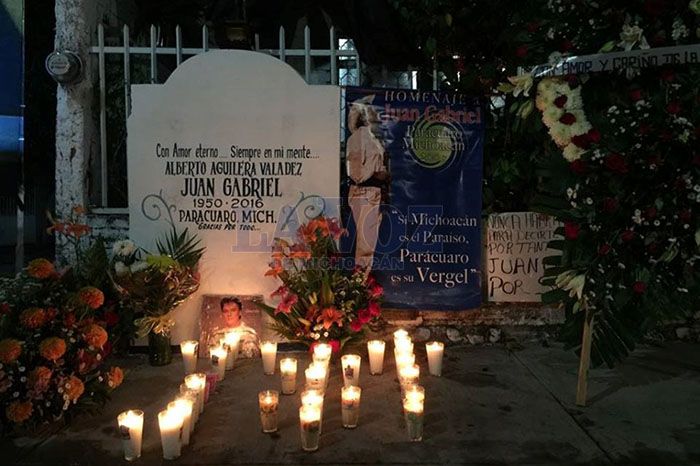 Video: fans de Juan Gabriel se reúnen afuera de las casas del cantante - paracuaro_juangabriel