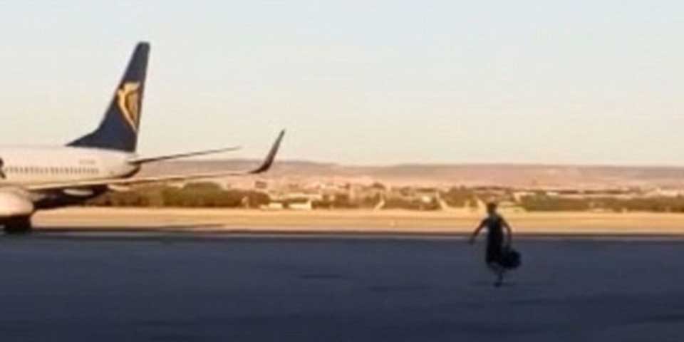 Video: pasajero corre para intentar detener avión