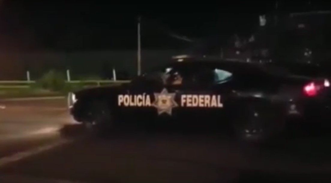 Video: patrulla de la Policía Federal participa en arrancones en Colima