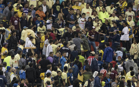 Se desata la violencia en el Estadio Azteca tras goleada en el clásico