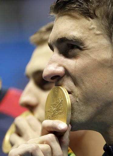 Michael Phelps gana oro en relevo - phelps-2