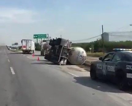 Vuelca pipa en la carretera México – San Luis Potosí