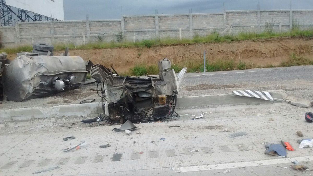 Pipa vuelca en la Autopista México-Puebla y deja un muerto