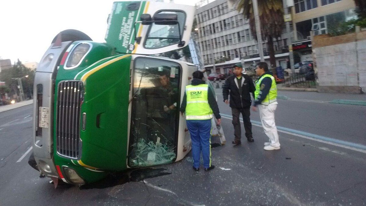 Vuelca pipa con 5 mil litros de gas sobre Avenida Chapultepec