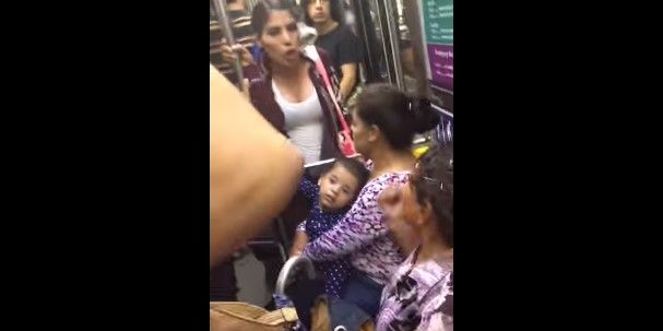 Mujeres agreden a adulta mayor por asiento en el Tren Ligero