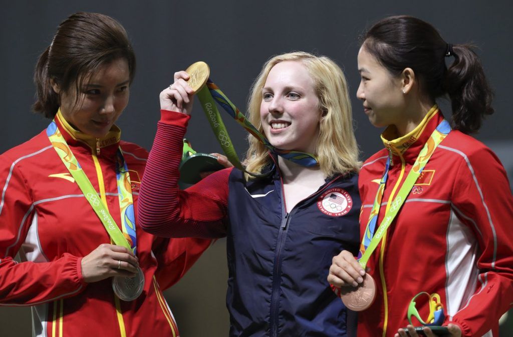 Virginia Thrasher gana el primer oro en Río - podio-tiro-rifle-1-1024x673