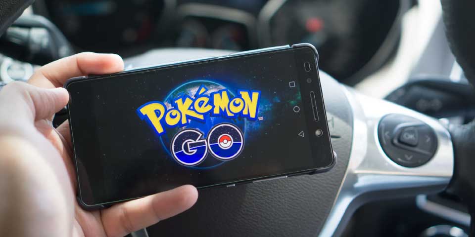 Conductor choca contra patrulla por jugar Pokémon GO
