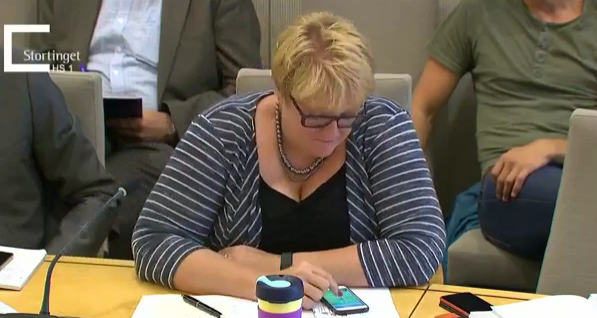 Líder de partido en Noruega juega Pokémon Go durante reunión en el Parlamento