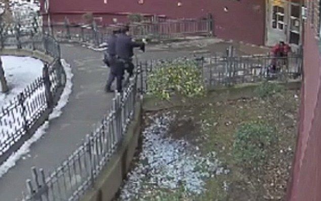Video: policías de Nueva York balean a joven mientras se rinde