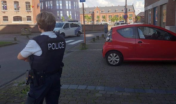 Hombre ataca con machete a dos policías en Bélgica - policia-belgica