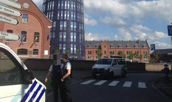 Hombre ataca con machete a dos policías en Bélgica - policias-belgica