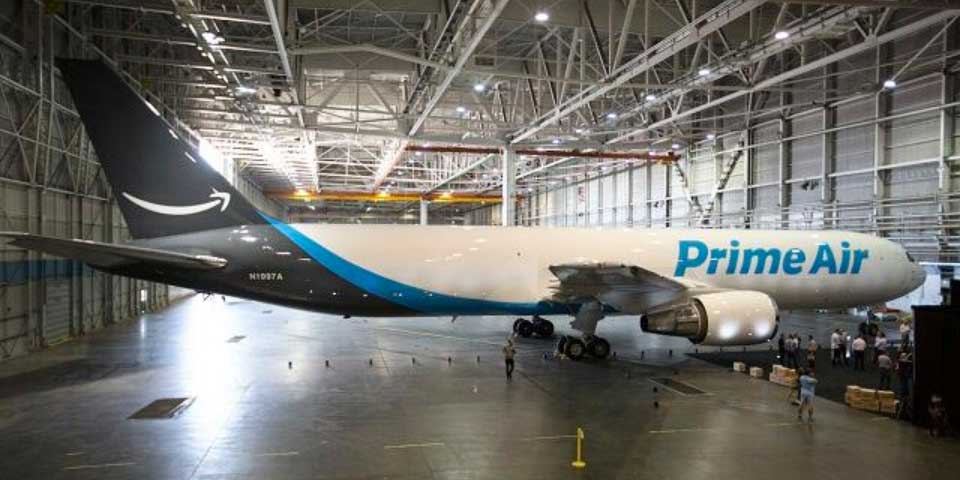Amazon presenta primer avión con su marca