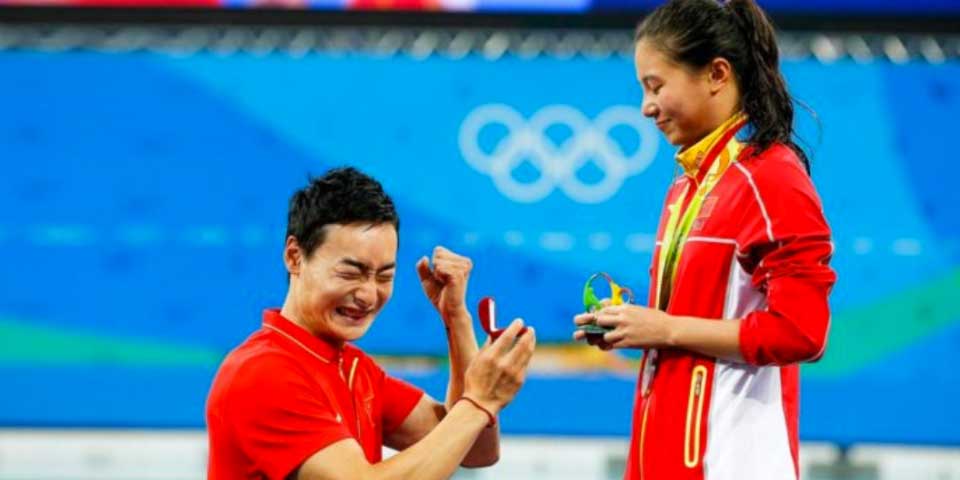 Clavadista recibe medalla y acepta propuesta de matrimonio