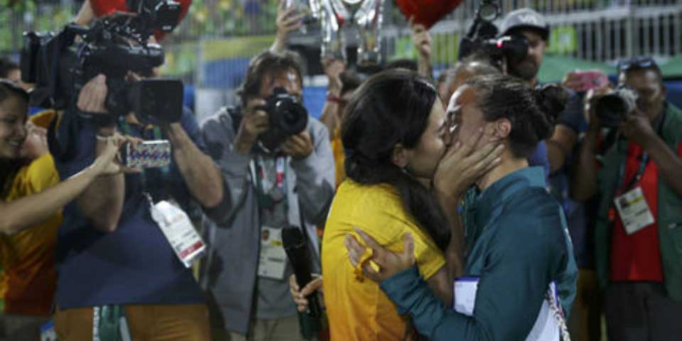 Video: voluntaria propone matrimonio a jugadora de rugby en Río